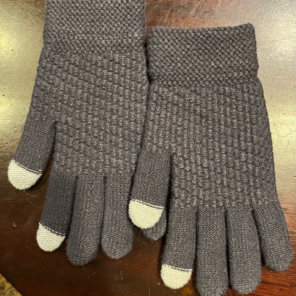 PRICED TO SELL- Woman’s tech touch grey knit gloves- medium